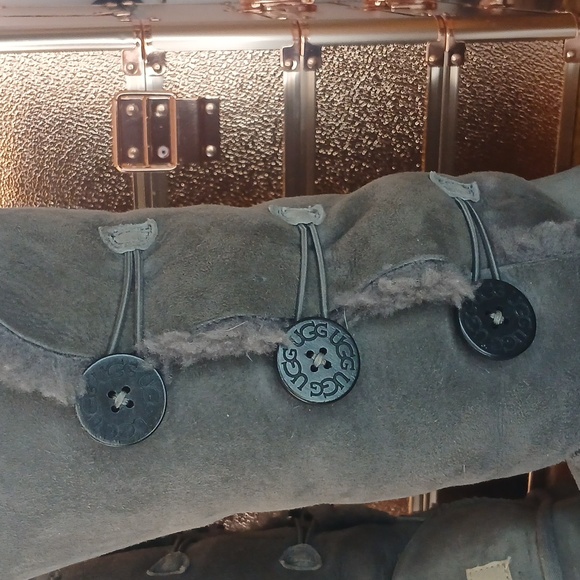 UGG Gray Winter Boots with Sheepskin Lining  Size 9 True To Fit - Picture 2 of 5